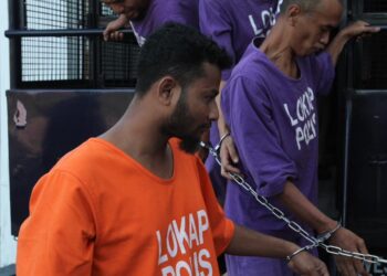 TERTUDUH (kiri) semasa menghadiri prosiding perbicaraan atas pertuduhan merogol seorang remaja berusia 14 tahun di Mahkamah Sesyen Kota Bharu, Kota Bharu, Kelantan. - UTUSAN/KAMARUL BISMI KAMARUZAMAN