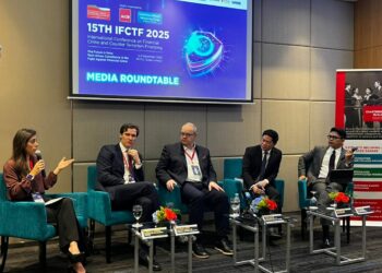 JASON Shane (tengah) pada perbincangan meja bulat bersama media sempena Persidangan Antarabangsa mengenai Jenayah Kewangan dan Pembiayaan Keganasan (IFCTF) Ke-15 di Pusat Pameran dan Perdagangan Antarabangsa Malaysia (MITEC), semalam.