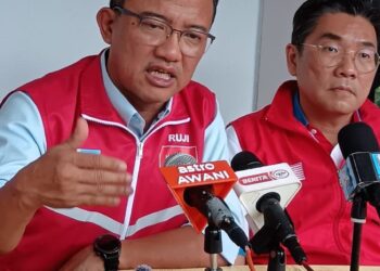 RUJI Ubi (kiri) mahu pendekatan lebih berani untuk menyelesaikan isu tiga serangkai Sabah. - UTUSAN/BESSE AISYAH