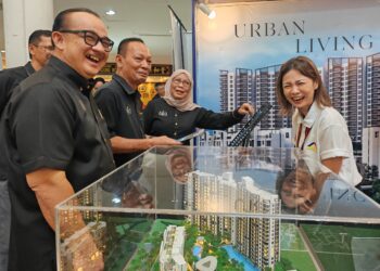 MURAD Husin (kiri) mengiringi Timbalan Pengerusi Perumahan, Kerajaan Tempatan, Saliran, Perubahan Iklim dan Pengurusan Bencana negeri, Datuk Zulkiflee Mohd. Zin (dua dari kiri) meninjau pameran Expo RMM Negeri Melaka 2025 di Dataran Pahlawan, Banda Hilir, Melaka hari ini. - UTUSAN/AMRAN ALI