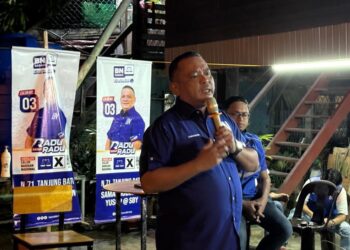 Samasuddin Yusof (tengah) bersama penduduk Tanjung Batu.