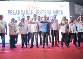 ARMIZAN Mohd. Ali (tengah) bersama jentera belia GRS pada pelancaran Jentera GRS Tanjung Batu , Tawau.