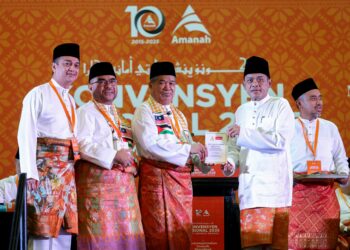 MOHAMAD Sabu (tengah) menerima Buku Panduan Jentera Pilihan Raya Negeri Sabah Dun N64 Sulabayan daripada Pengarah Pilihan Raya Amanah Nasional, Mohd Sany Hamzan (dua kanan) pada Konvensyen Nasional 2025 Parti Amanah Negara di Dewan Raja Muda Musa di sini hari ini. - UTUSAN/FARIZ RUSADIO