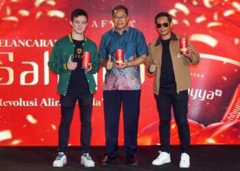 HASIF Ilyasa (kiri) bersama Penasihat Perubatan Afyaa, Dr. Amir Farid Isahak dan Rakan Jenama, Zamarul Hisham pada Majlis Pelancaran Produk Sahiyya+ di Melawati Mall di sini, hari ini. - UTUSAN/ISKANDAR ISHAK