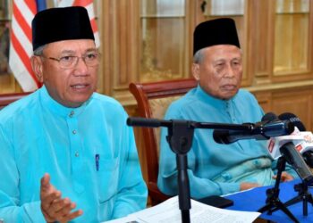MOHD. Zahidi Zainuddin (tengah) pada sidang akhbar Istiadat Penganugerahan Darjah, Bintang dan Pingat Negeri Perak Tahun 2025 sempena Hari Keputeraan Sultan Perak, Sultan Nazrin Muizzuddin Shah ke-69 di Bangunan Perak Darul Ridzuan, Ipoh, semalam. - UTUSAN/LIYANA RAMLI