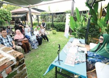 sasterawan Negara Zurinah Hasssan (kanan) berkongsi pengalaman berkarya kepada tetamu dalam program Sepagi Bersama Sasterawan Negara anjuran Dewan Bahasa dan Pustaka di Bangi baru-baru ini.