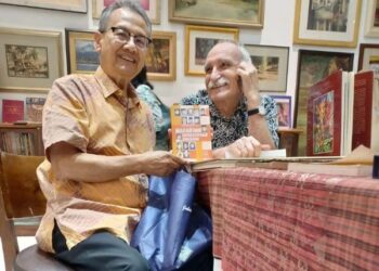 VICTOR A. Pogadaev (kanan) bersama  Anwar  Ridhwan.