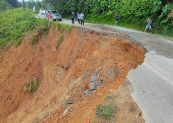 KEADAAN Jalan Kiwoi-Lingga-Bambangan yang terpaksa ditutup kepada pengguna akibat kejadian tanah runtuh dan pergerakan tanah di Kilometer 1.003, laluan itu bermula petang ini.