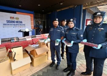 ASRI Seman (kiri) menunjukkan sebahagian rokok seludup yang dirampas dalam sidang akhbar di Wisma JKDM Kuantan di Kuantan, Pahang. - UTUSAN/SHAIKH AHMAD RAZIF