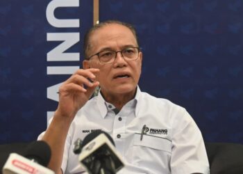 WAN Rosdy Wan Ismail bersemangat ' melaporkan ' pembangunan dan cabaran memakmurkan rakyat sempena Town Hall Pahang 1st Lecture Series bersama siswa di Kompleks Yayasan Pahang, Tanjung Lumpur, Kuantan, Pahang. -UTUSAN/SHEIKH AHMAD RAZIF