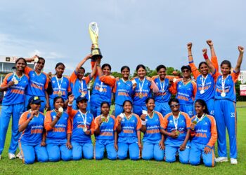 PEMAIN India bergambar bersama trofi selepas menewaskan Nepal dalam perlawanan akhir Piala Dunia Kriket T20 Wanita Buta 2025 di Stadium P. Saravanamuttu, Colombo, pada 23 November lalu. – AFP