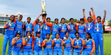 PEMAIN India bergambar bersama trofi selepas menewaskan Nepal dalam perlawanan akhir Piala Dunia Kriket T20 Wanita Buta 2025 di Stadium P. Saravanamuttu, Colombo, pada 23 November lalu. – AFP