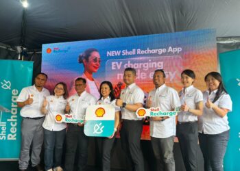 SEOW Lee Ming (tiga dari kanan), bersama barisan pengurusan semasa sesi pelancaran aplikasi Shell Recharge di Kuala Lumpur, hari ini.