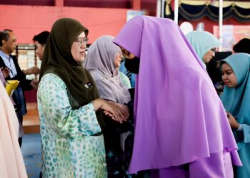 SITI Norina Muhammad (kiri) memberikan kata-kata semangat kepada calon SPM di SMK Ismail, Kota Bharu, Kelantan. - UTUSAN/KAMARUL BISMI KAMARUZAMAN