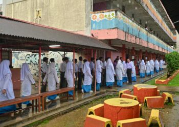 CALON Sijil Pelajaran Malaysia (SPM) Sekolah Menengah Kebangsaan Padang Midin beratur masuk ke dewan sebelum menduduki peperiksaan bertulis Kertas Bahasa Melayu 1 di Kuala Terengganu, hari ini. - UTUSAN/PUQTRA HAIRRY