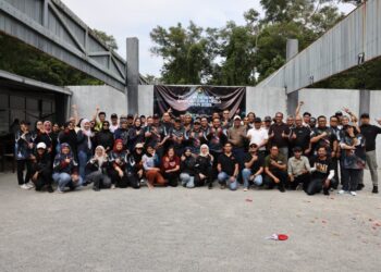 Saiful Ezral Arifin (tengah) bergambar bersama pengamal media pada Pertandingan Menembak Bersama Media anjuran SPRM di Lapang Sasar Maktab Penjara Kajang.