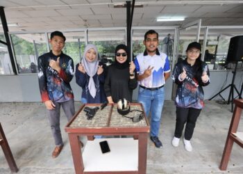 MASZUREEN Hadzman bersama rakan sepasukannya Nurayuni Johari (kiri) dari MalaysiaGazette Program Menembak SPRM Bersama Media, hari ini.