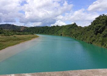 AIR Sungai Perak di Kampung Sungai Papan, Gerik yang bertukar kebiruan seperti air laut akibat pencemaran baru-baru ini.