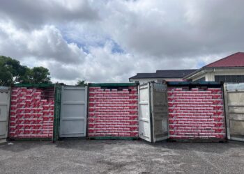 MINUMAN keras yang disembunyikan dalam kontena yang dirampas dalam serbuan ke atas sebuah gudang tidak bernama di Lorong Ding Lik Kwong 31A3 di Sibu.