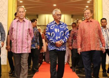 SULTAN Pahang, Al-Sultan Abdullah berkenan menghadiri majlis Malam Mesra Sarawak-Pahang diiringi Wan Junaidi dan Abang Johari.