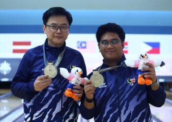 Beregu boling lelaki negara, Syabil Azam Syamsul Azam-Ho Choon Seong bersama pingat emas mereka selepas perlawanan akhir menentang Ukraine di Higashiyamato Grand Bowl, hari ini. - IHSAN MSDEAF