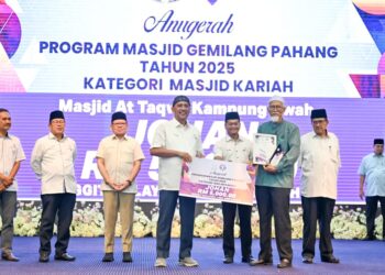 SYED Ibrahim Syed Ahmad (tengah) pada Majlis Penyampaian Insiatif Makmur Pahang (IM Pahang) Kluster Agama (Masjid dan Surau Kebenaran Jumaat) di Dewan Jubli Perak Sultan Haji Ahmad Shah, Kuantan, Pahang, -UTUSAN/SHAIKH AHMAD RAZIF