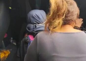 SEBAHAGIAN tukang urut wanita yang menawarkan servis ‘extra’ ditahan penguat kuasa JAINJ dalam Ops Merah di Bangunan Merlin Tower, Johor Bahru. - IHSAN JAINJ