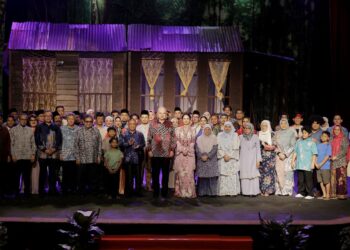SULTAN Nazrin Muizzuddin Shah dan Tuanku Zara Salim bergambar bersama pelakon teater Datuk Lat-Kampung Boy di Auditorium Kompleks Jabatan Kebudayaan dan Kesenian Negara (JKKN) Perak di Ipoh semalam.