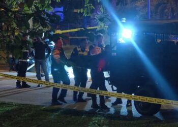 PASUKAN forensik polis mengangkat mayat mangsa tembak di Sendayan, Seremban malam tadi.
