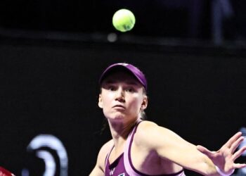 Elena Rybakina menundukkan pilihan kedua dunia, Iga Swiatek 3-6, 6-1, 6-0 untuk melangkah ke separuh akhir WTA Finals di Riyadh, semalam. - AFP