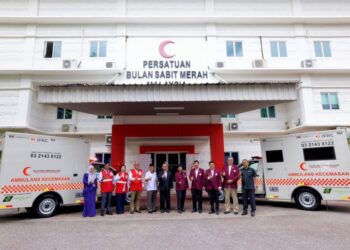 MUSTAKIM Mohamad (lima dari kiri) dan YTM Datuk Seri DiRaja Tan Sri Tunku Puteri Intan Safinaz bersama Ahli Lembaga BSMM dan wakil TH bergambar bersama dua buah ambulans 4x4 sumbangan TH.