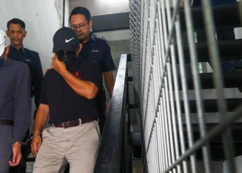 ZAMHURI Ahmad Shatiry didakwa memperdaya jawatankuasa penilaian tender membabitkan projek bernilai RM4.3 juta, sembilan tahun lalu di Mahkamah Sesyen Ipoh hari ini. - UTUSAN/MUHAMAD NAZREEN SYAH