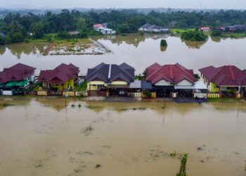 KEADAAN banjir di beberapa kawasan penempatan penduduk yang terjejas akibat hujan lebat di Kampung Tok Dir, Marang, Terengganu. - UTUSAN/PUQTRA HAIRRY