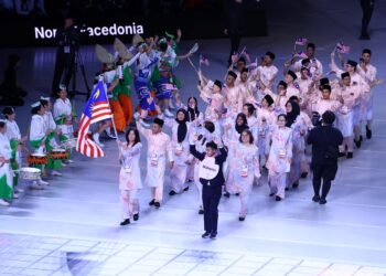 Kontinjen pekak Malaysia yang diketuai oleh Pembawa Jalur Gemilang, Foo Zu Tung pada majlis pembukaan temasya Deaflympics 2025 yang berlangsung di Tokyo Metropolitan Gimnasium, Jepun, hari ini. - IHSAN MSDEAF