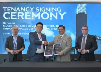 FARIS Najhan Hashim (dua kanan) dan Alex Hu (dua kiri) berjabat tangan selepas pemeteraian peluasan pajakan besar-besaran, menandakan peristiwa penting bagi Exchange 106.