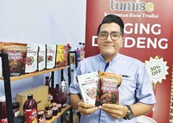 MUHAMMAD Syakir Abdullah menunjukkan produk sedia dimakan jenama Tumise.