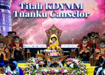 SULTANAH Nur Zahirah menyampaikan titah ucapan sempena Majlis Konvokesyen UniSZA Ke-17 di Dewan Al-Muktafi Billah Shah, Kampus Gong Badak, Kuala Nerus, Terengganu. - UTUSAN/PUQTRA HAIRRY