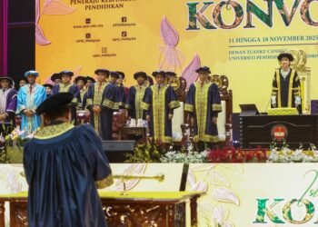 TUANKU Zara Salim menyempurnakan perisytiharan pembukaan sesi pertama Istiadat Konvokesyen ke-27 UPSI di Dewan Tuanku Canselor Kampus Sultan Azlan Shah, Bandar Proton di Tanjung Malim. - UTUSAN/MUHAMAD NAZREEN SYAH MUSTHAFA