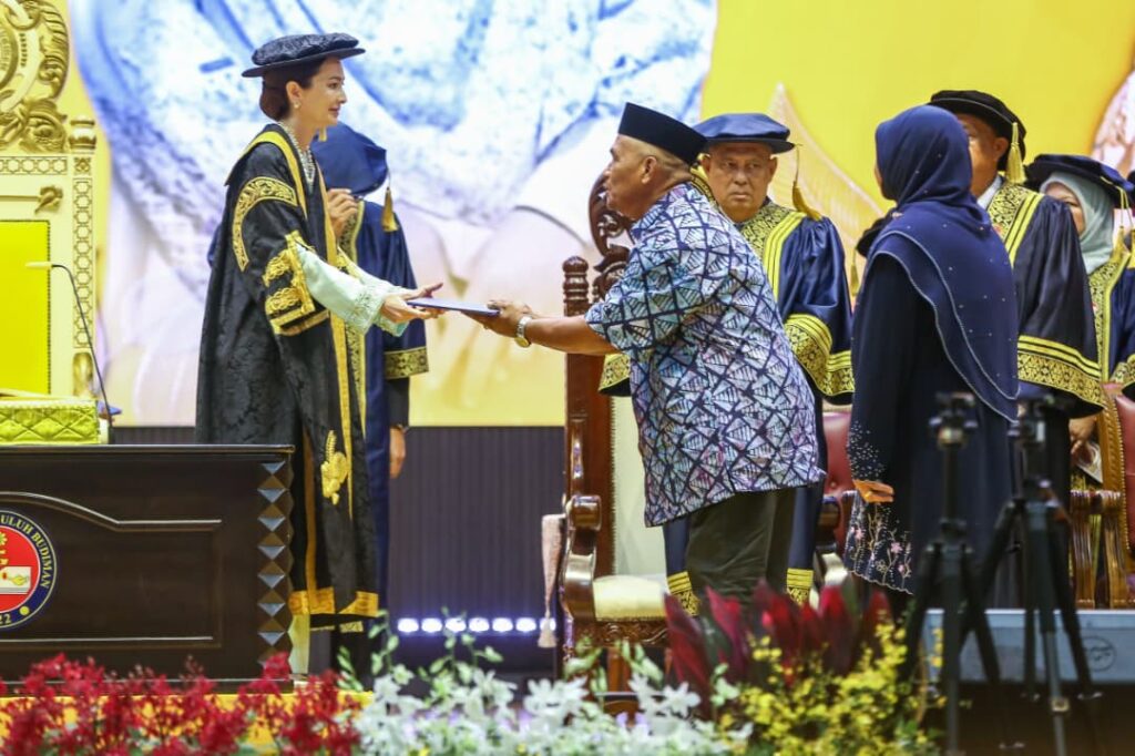 Bapa pelajar UPSI terkorban nahas bas hiba terima ijazah anumerta