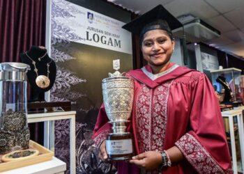 PENERIMA Anugerah Terbaik Keseluruhan Jurusan bagi Sijil Seni Kraf, Vaniesha Shankar ketika bergambar bersama trofi dan seni kraf logam beliau pada Istiadat Konvokesyen Institut Kraf Negara ke-23 di Institut Kraf Negara, di sini, hari ini. - UTUSAN/SYAKIR RADIN