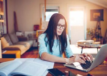 BEKERJA dari rumah. - GAMBAR HIASAN