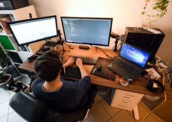 RANCANG jadual bekerja dengan baik supaya rutin lebih teratur.-AFP