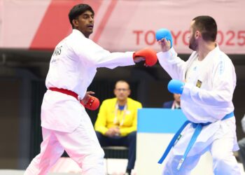 V. Yilamaran ketika beraksi menentang atlet Ukraine, Oleksandr Makhno pada perlawanan akhir karate acara kumite kategori Bawah 84 kilogram (kg) di Tokyo Budokan, hari ini. - IHSAN MSDEAF