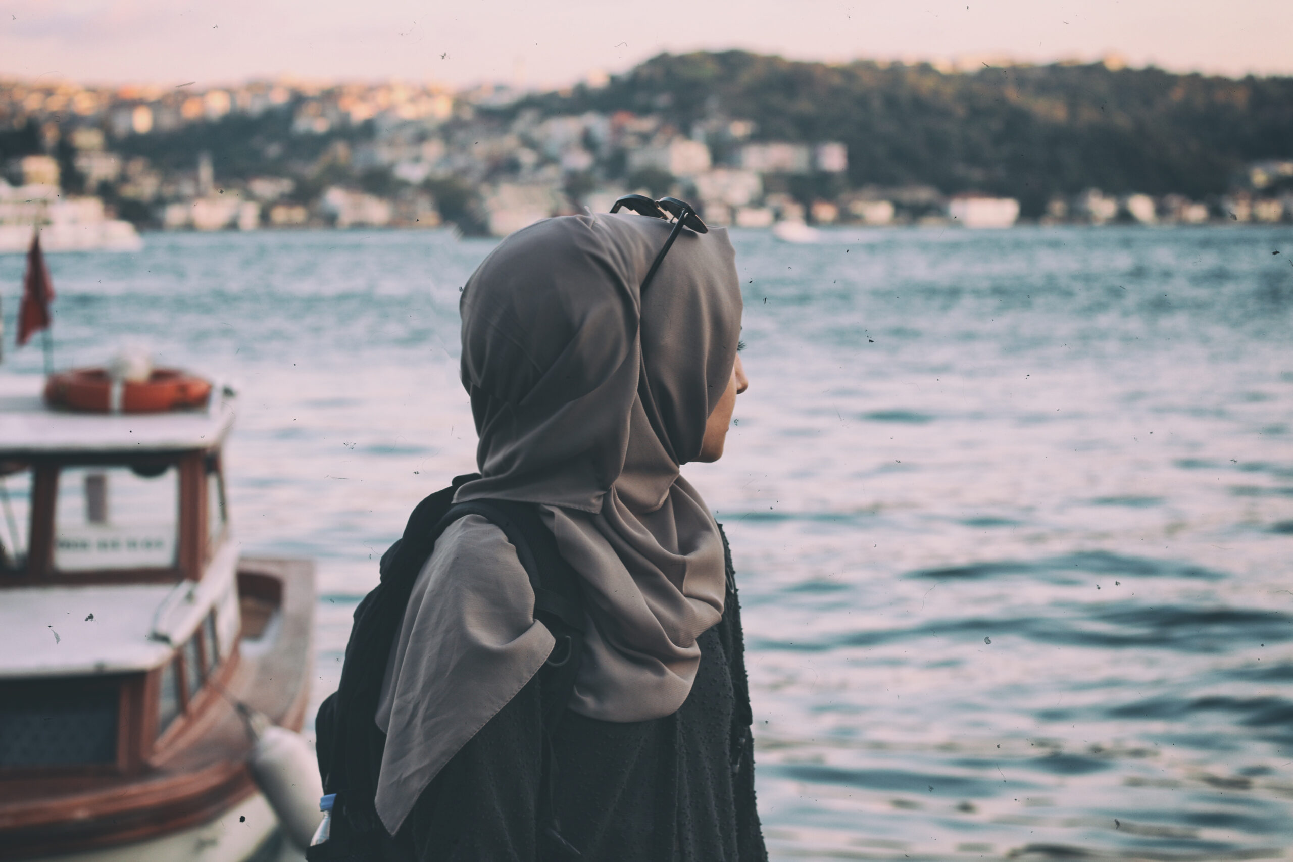 Berdamai dengan dendam 2 young lady hijab looking sae seaside scaled