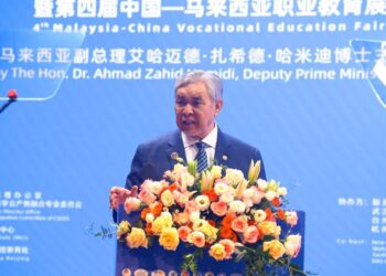 AHMAD Zahid Hamidi sewaktu berucap dalam majlis Forum Kerjasama Pendidikan TVET dan Industri Antarabangsa Malaysia–China Ke-2 serta Pameran Pendidikan Vokasional Malaysia–China Ke-4 yang berlangsung di Institut Teknikal Elektronik dan Maklumat Shanghai, China hari ini.