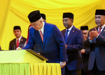 SULTAN Nazrin Muizzuddin Shah menyempurnakan majlis pemasyhuran Politeknik Maritim Sultan Nazrin Shah (PMSN) di Bagan Datuk, Perak, semalam. Turut hadir, Ahmad Zahid Hamidi (kanan) dan Zambry Abdul Kadir (dua dari kanan). – UTUSAN/MUHAMAD NAZREEN SYAH MUSTHAFA
