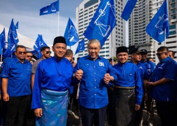 AHMAD Zahid Hamidi turut turun padang pada hari penamaan calon PRN Sabah hari ini dengan memberi sokongan kepada dua calon BN, Datuk Yakubah Khan dan Arfanshah Abdul Ghafar di Dewan Maksak Likas, Sabah.