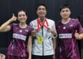 Lai Pei Jing (kiri) dan Jimmy Wong (kanan) bersama jurulatihnya, Ameer Amri Zainuddin pada aksi Indonesia Masters di Riau, baru-baru ini. - IHSAN IG PEI JING