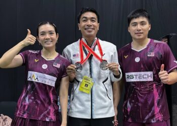 Lai Pei Jing (kiri) dan Jimmy Wong (kanan) bersama jurulatihnya, Ameer Amri Zainuddin pada aksi Indonesia Masters di Riau, baru-baru ini. - IHSAN IG PEI JING