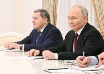 VLADIMIR Putin Bersama Yuri Ushakov mengadakan pertemuan dengan wakil AS ketika membincangkan pelan damai Ukraine di Moscow, Russia. – AFP